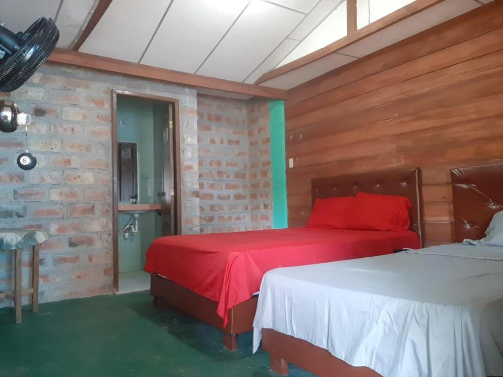 Hostal Eco-Aventura มอนตาญิตาร์ ภายนอก รูปภาพ